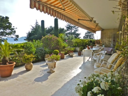 Garden level with a large terrace and sea views - La Croix des Gardes