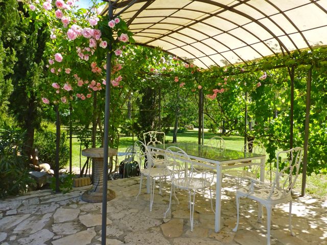 Farmhouse style villa for sale in Provence